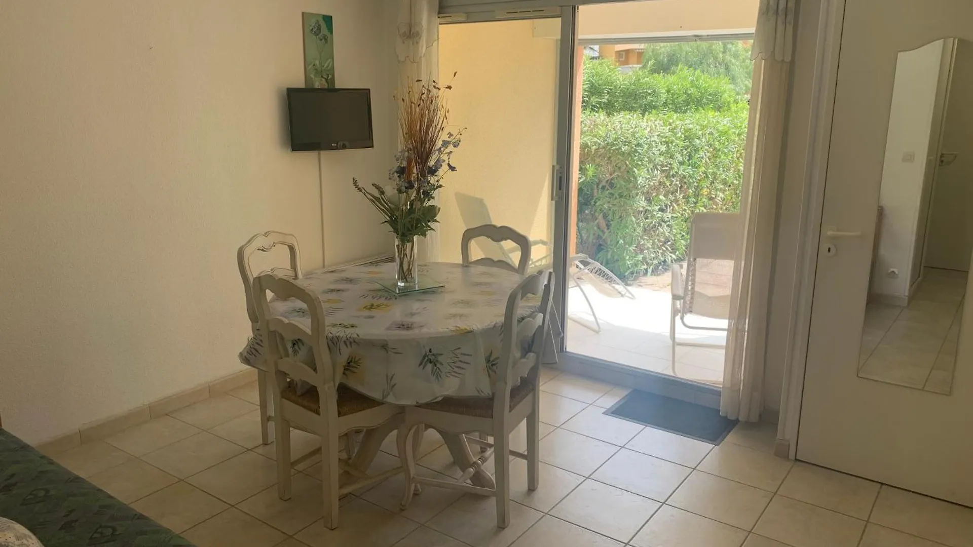 T2 En Rez De Jardin Avec Piscine Apartment Le Lavandou